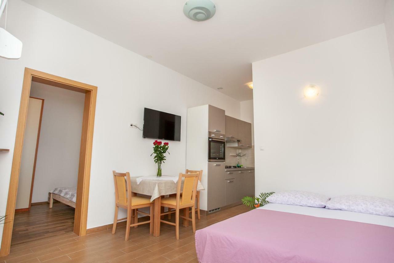 Ap Punta Next To Sandy Beach, Apartment With Garden Omiš Eksteriør billede