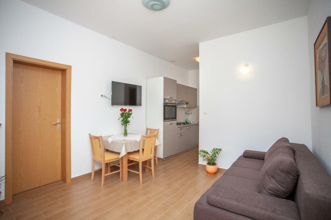 Ap Punta Next To Sandy Beach, Apartment With Garden Omiš Eksteriør billede