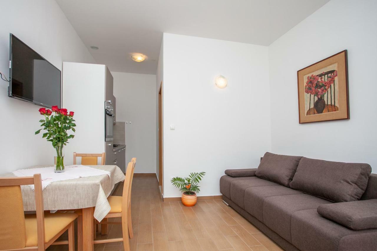 Ap Punta Next To Sandy Beach, Apartment With Garden Omiš Eksteriør billede