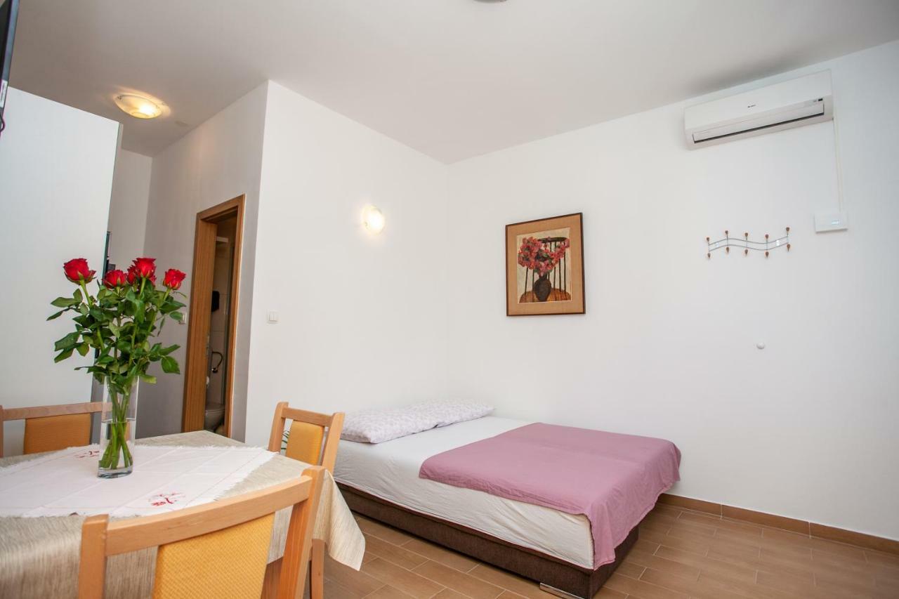 Ap Punta Next To Sandy Beach, Apartment With Garden Omiš Eksteriør billede