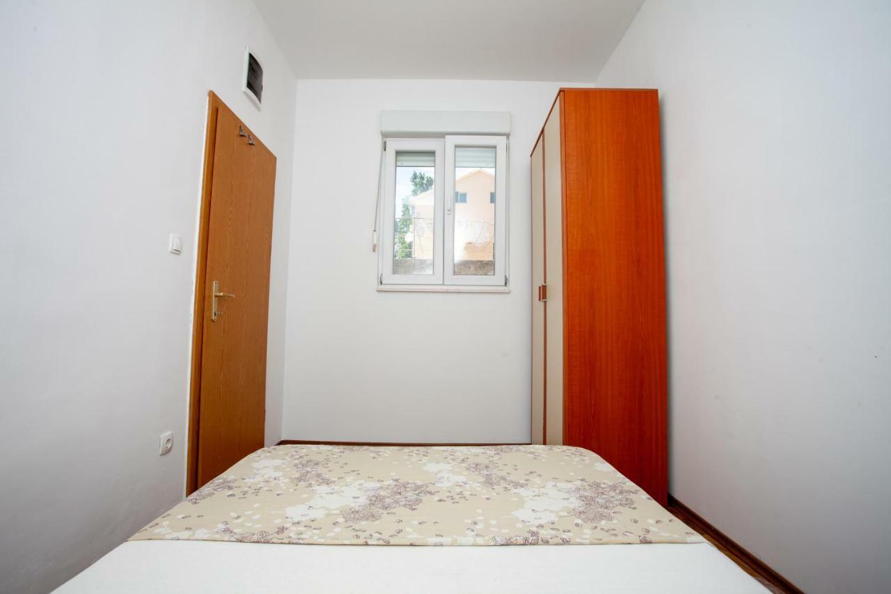 Ap Punta Next To Sandy Beach, Apartment With Garden Omiš Eksteriør billede