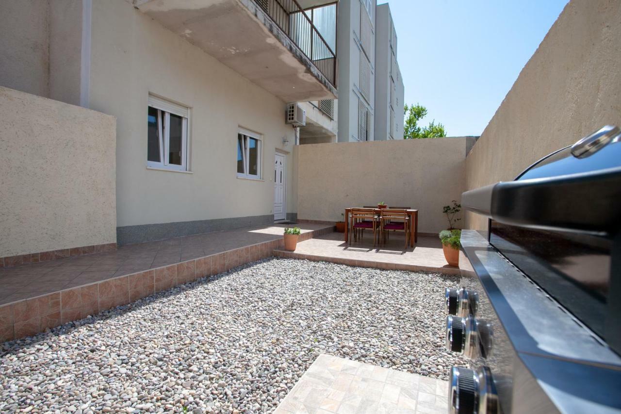 Ap Punta Next To Sandy Beach, Apartment With Garden Omiš Eksteriør billede