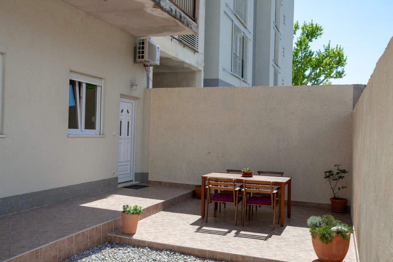 Ap Punta Next To Sandy Beach, Apartment With Garden Omiš Eksteriør billede